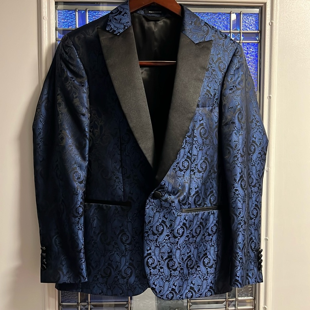 Mens Edgar’s 36 short tuxedo jacket.  Worn 2x